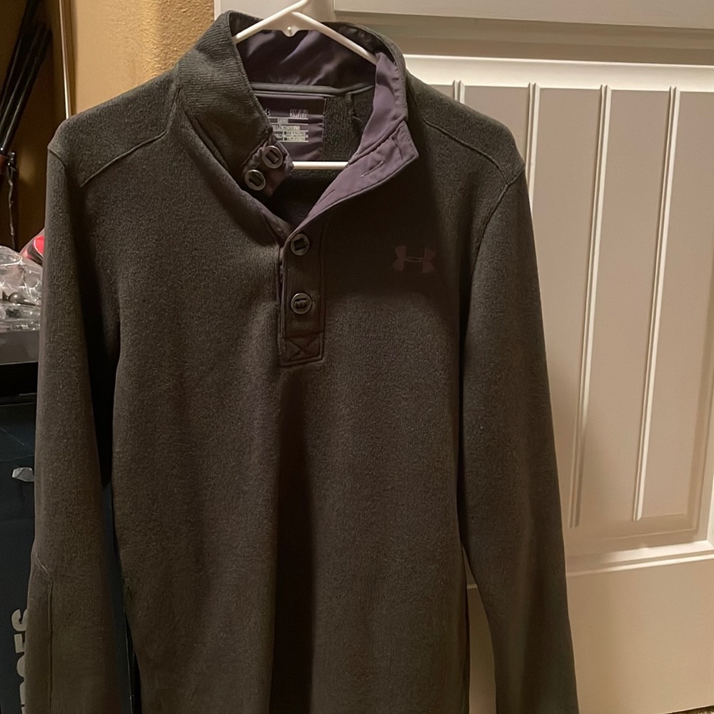 Size small under armor shirt, light wear, green in color no rips.